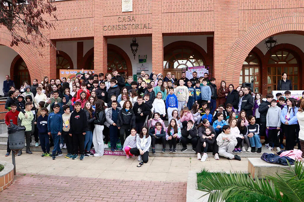 Foto de familia con estudiantes de los tres centros educativos de Argamasilla de Calatrava