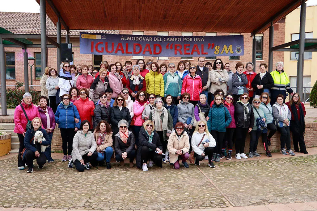 Foto de familia tras la lectura del manifiesto esta ma&ntilde;ana en el Jard&iacute;n Municipal