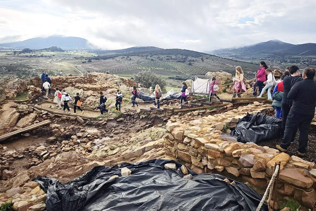 Un momento del recorrido por el yacimiento arqueol&oacute;gico _Cruz de Mayo_