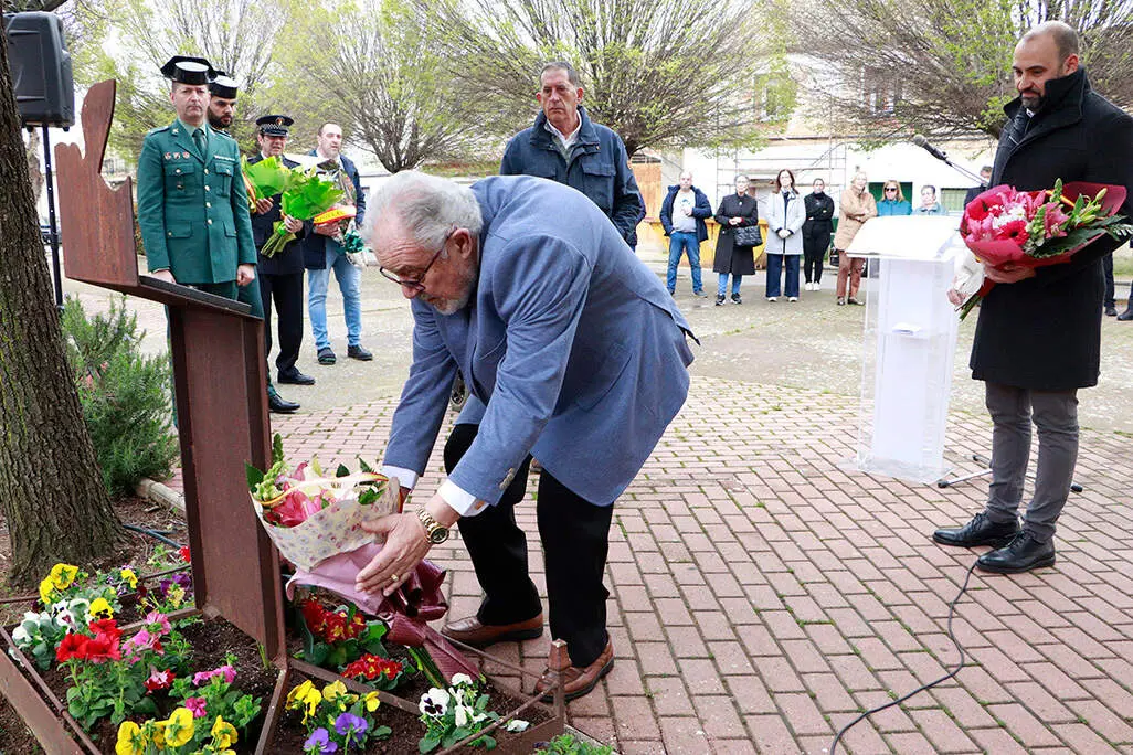 Dom&iacute;nguez Piris, depositando el ramo floral de la AVT, uno de los varios que se han colocado ante la placa de homenaje a las v&iacute;ctimas del terrorismo