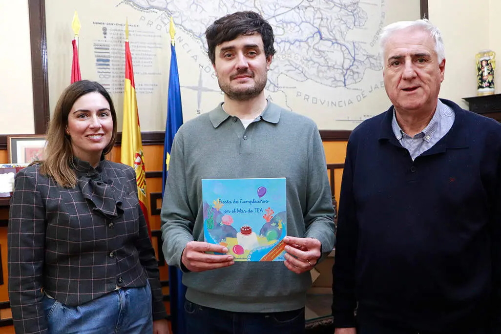 Gonz&aacute;lez, en el centro, llevando un ejemplar del cuento que articula el 'Proyecto Pulpi' de AUTRADE