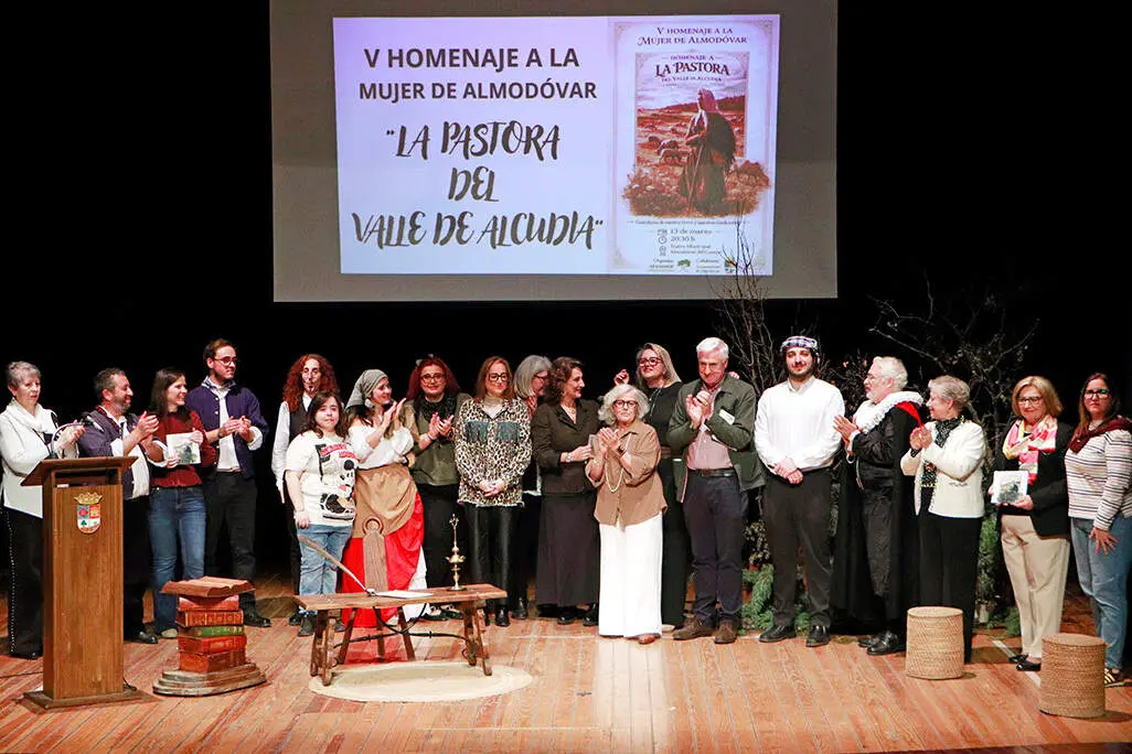 Foto de familia al t&eacute;rmino del acto el pasado viernes