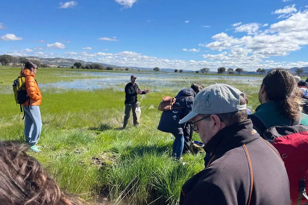Al fondo, la laguna encharcada tal y como la visitaron los participantes