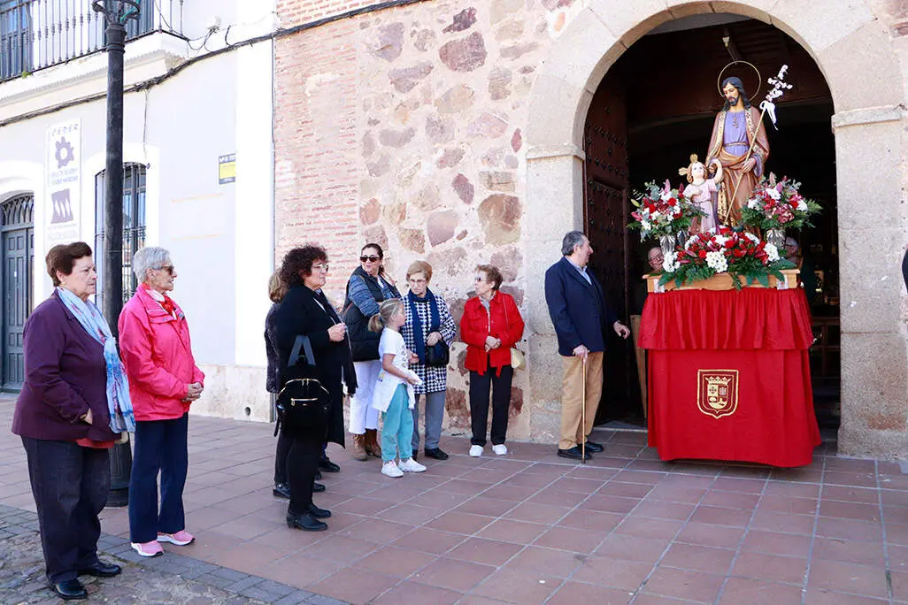 La imagen de san Jos&eacute; y el ni&ntilde;o Jes&uacute;s, saliendo esta tarde del templo de la Virgen del Carmen