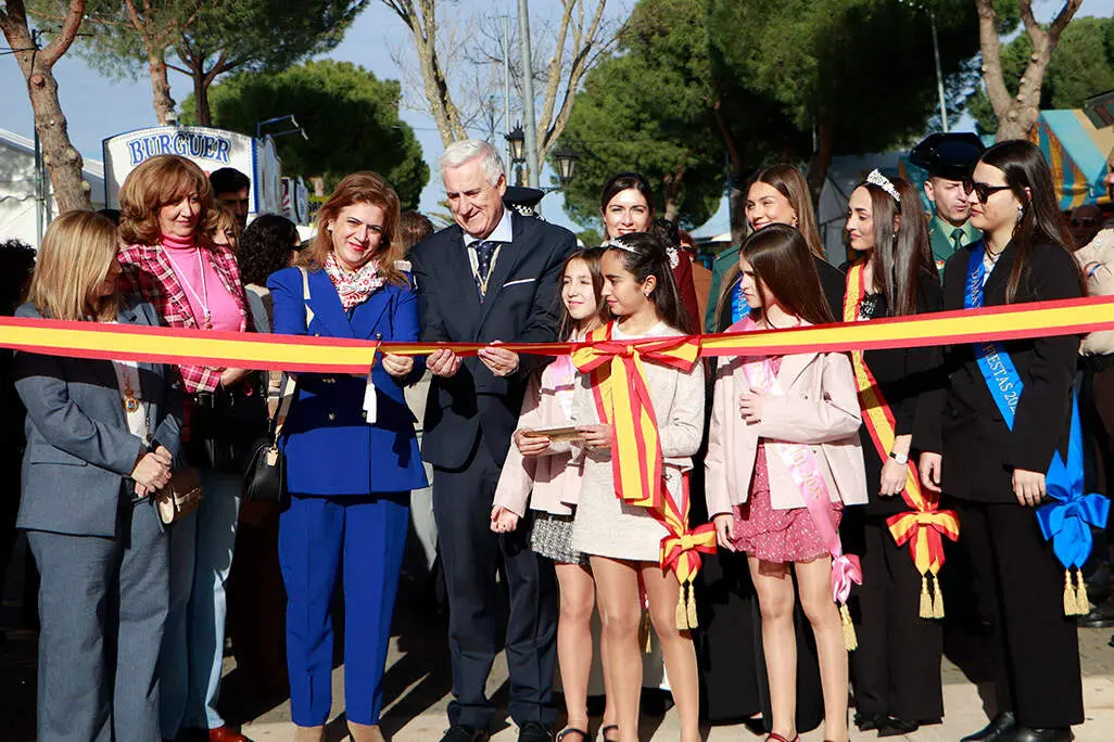 Momento del corte de cinta inaugural, a la entrada del Ferial almodovare&ntilde;o