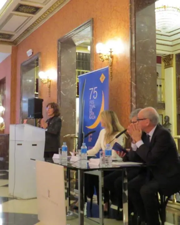 De pie, Paz Santa Cecilia Aristu; Teresa Astolfi; Paolo Pinamonti y Jordi Mart&iacute; Grau
