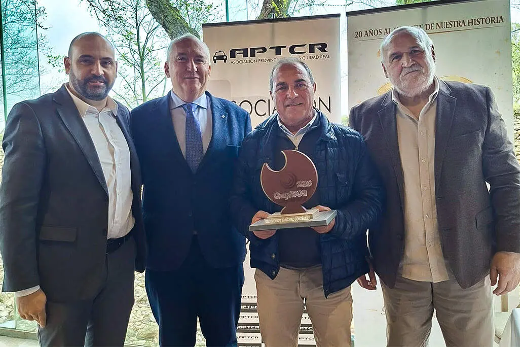 Bienve sostiene el galard&oacute;n con que se le rindi&oacute; ayer homenaje