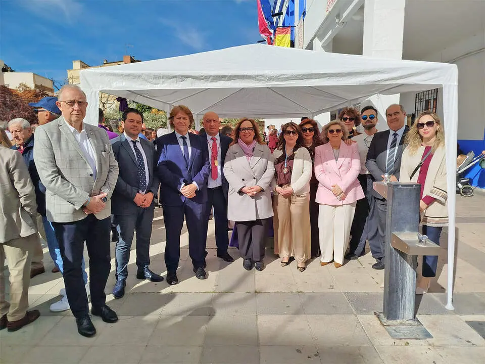 El alcalde de Aldea del Rey, C&aacute;ndido Barba Ruedas, junto a miembros de la Hermandad e invitados al Prendimiento
