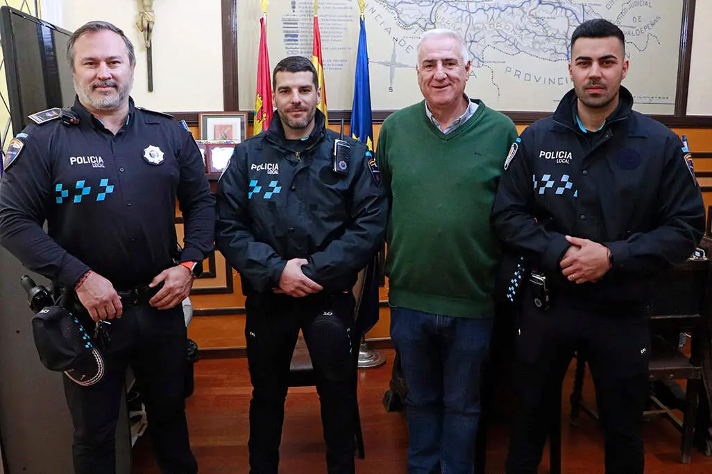 Los nuevos agentes en periodo formativo, junto al subinspector jefe de la Polic&iacute;a Local y el alcalde