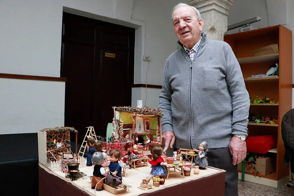 Rodrigo Lara, junto a la &uacute;ltima maqueta que ha incorporado a _Almod&oacute;var del Campo en miniatura_