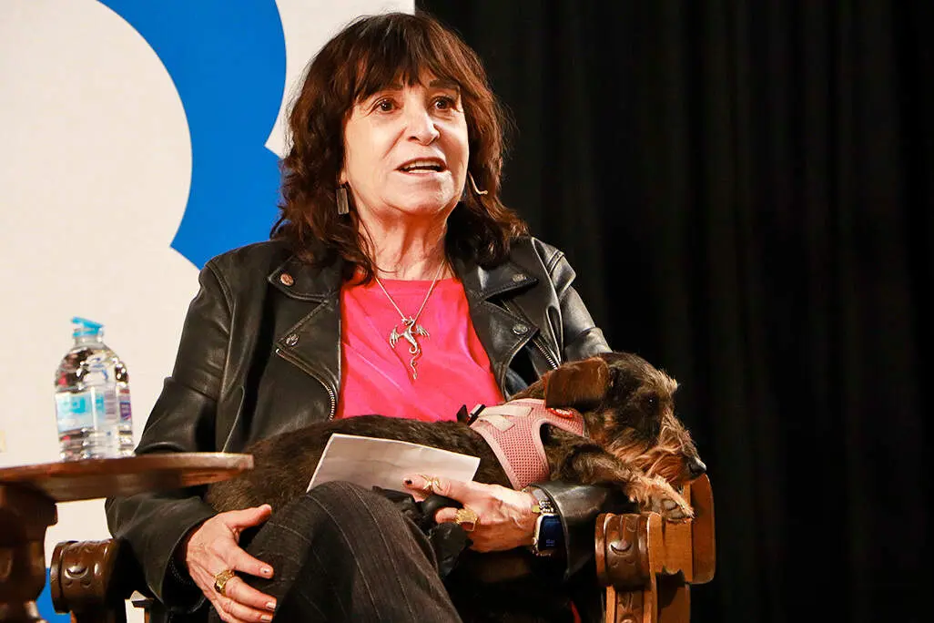 Rosa Montero, con su mascota en brazos, dirigi&eacute;ndose a los presentes
