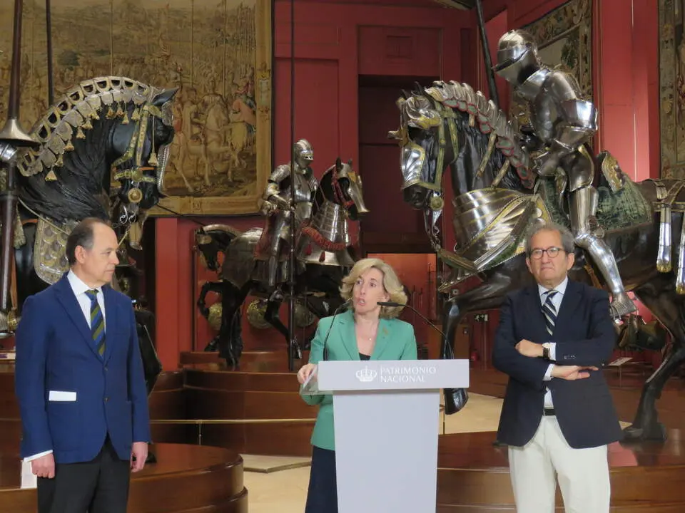 De izquierda a derecha: Luis P&eacute;rez de Prada, director de Inmuebles y Medio Natural; Ana de la Cueva, presidenta de Patrimonio Nacional, y &Aacute;lvaro Soler, conservador de la Real Armer&iacute;a