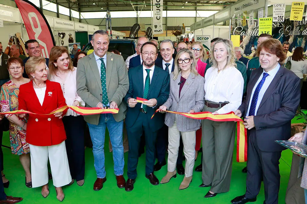 Al mediod&iacute;a, distintas autoridades e invitados han compartido con el alcalde el corte de cinta inaugural