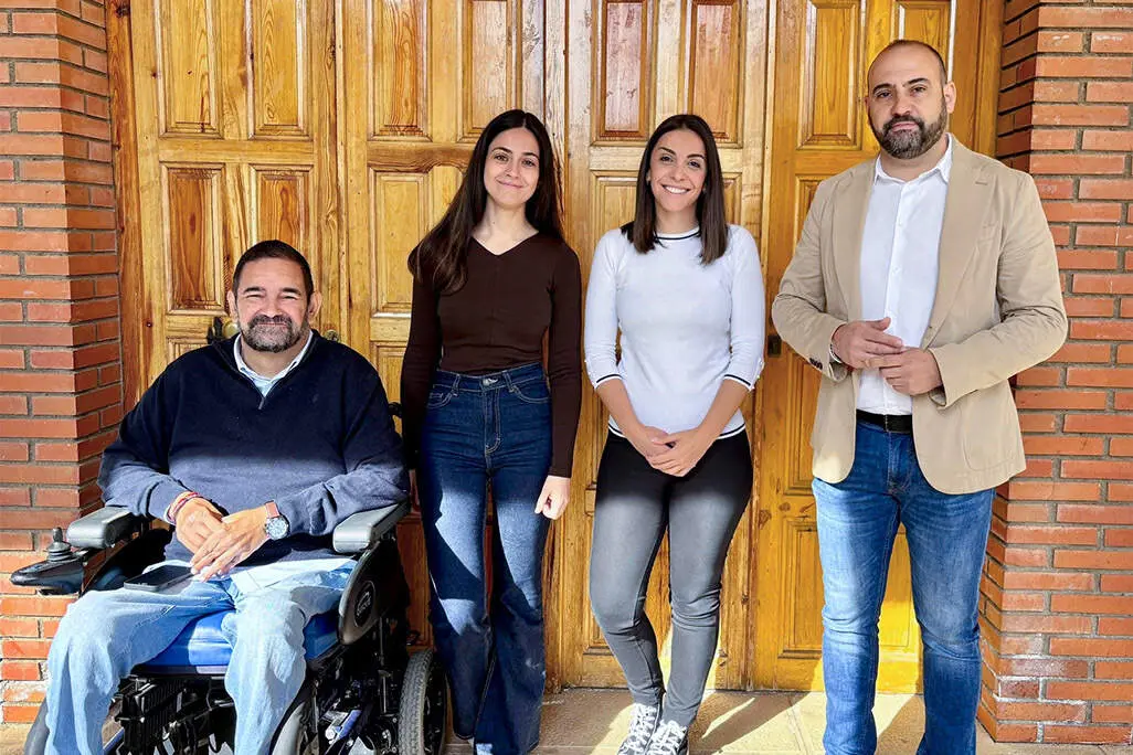 Los mun&iacute;cipes, junto a las profesionales de APATI que se har&aacute;n cargo del servicio
