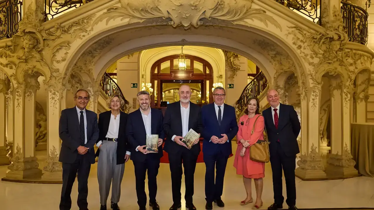 De izquierda a derecha, Patrici Tixis, Bel&eacute;n L&oacute;pez Celada, Aimar Bretos, Pablo &Aacute;lvarez, Toni P&eacute;rez, Reyes Calder&oacute;n y Carlos Creuheras