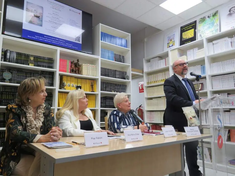 Pilar Falc&oacute;n, Ana Mar&iacute;a Eiras, Lesya Vorobets y de pie, Basilio Rodr&iacute;guez Ca&ntilde;ada, Presidente del Grupo Editorial Sial Pigmali&oacute;n