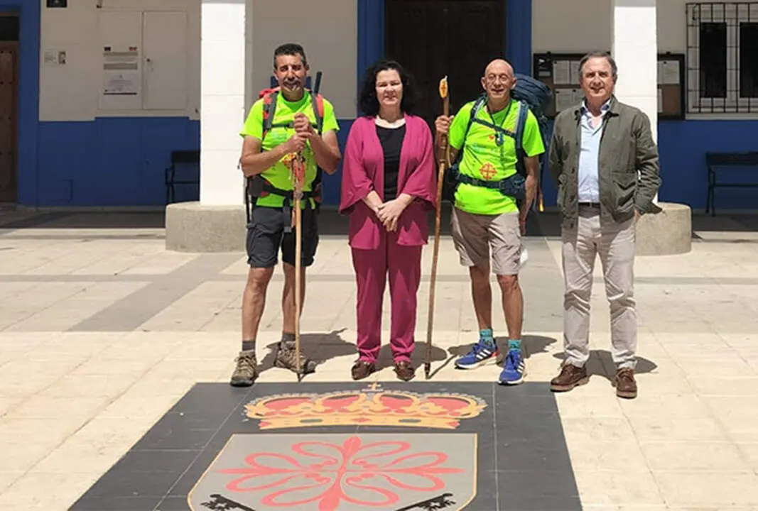 La alcaldesa en funciones, Araceli Valbuena y el concejal Jos&eacute; Luis Villanueva han recibido a los dos peregrinos en su visita a Aldea del Rey