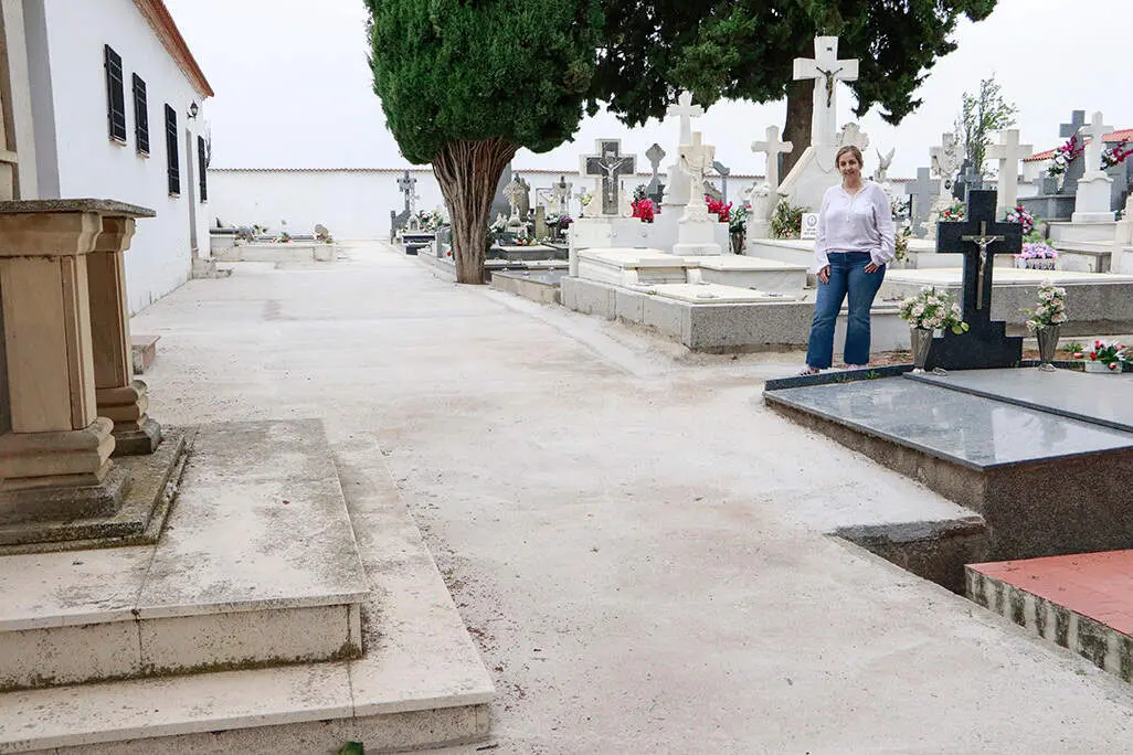 Noelia Guarnizo, ante uno de los paseos hormigonados