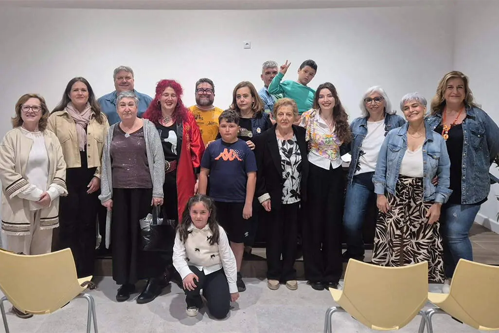 Foto de grupo del encuentro po&eacute;tico celebrado el viernes 24 de abril