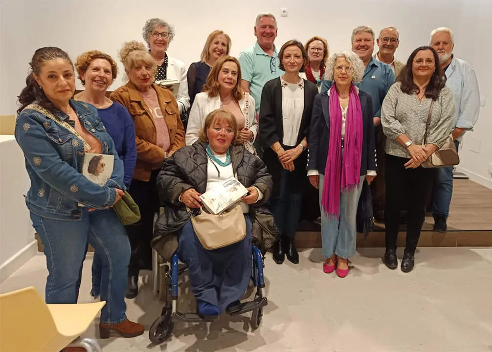 Carla Montero posando junto a parte del Club de Lectura _Cueva de Medrano_ de Argamasilla de Calatrava.jpg