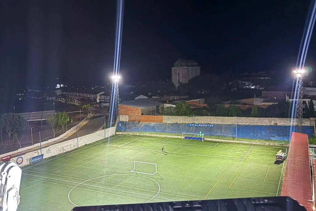 Vista cenital del terreno de juego con la nueva iluminaci&oacute;n