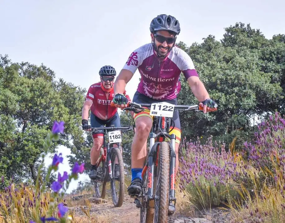 Dos ciclistas descienden por un camino