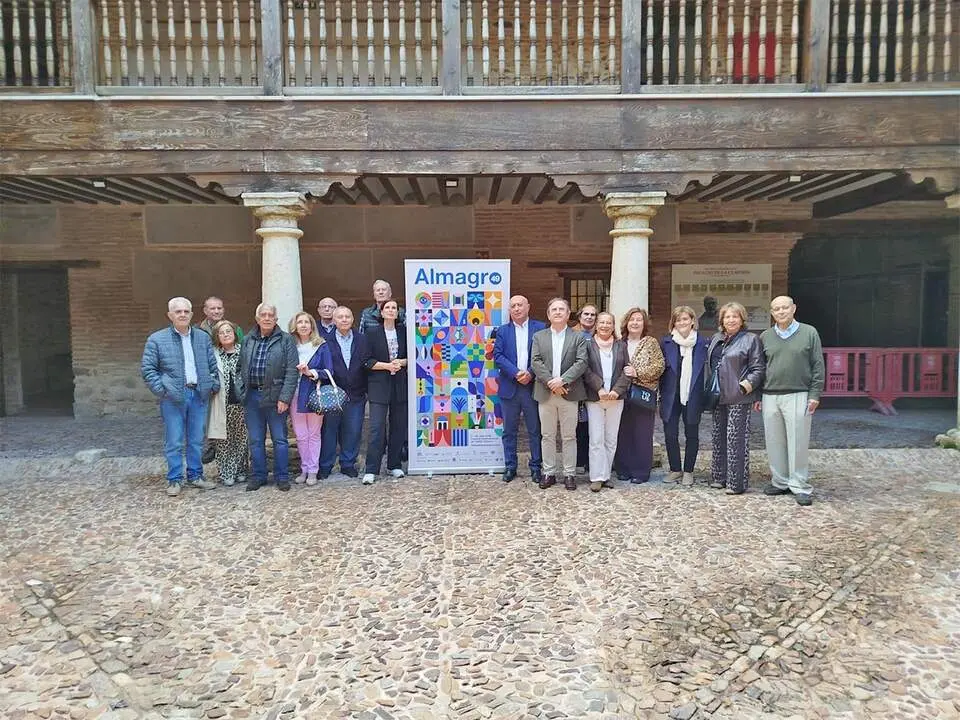 Foto de familia con participantes en la presentaci&oacute;n del Festival en Aldea del Rey