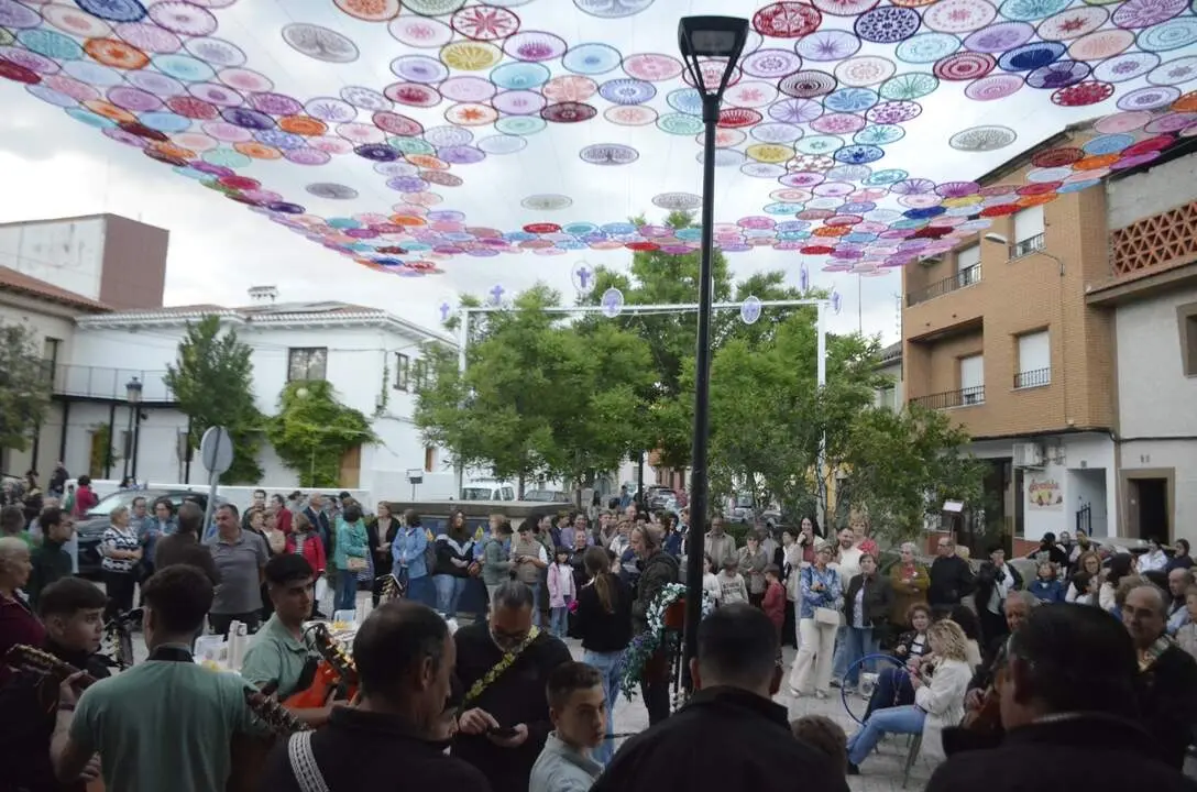 El toldo de ganchillo ilumina Piedrabuena