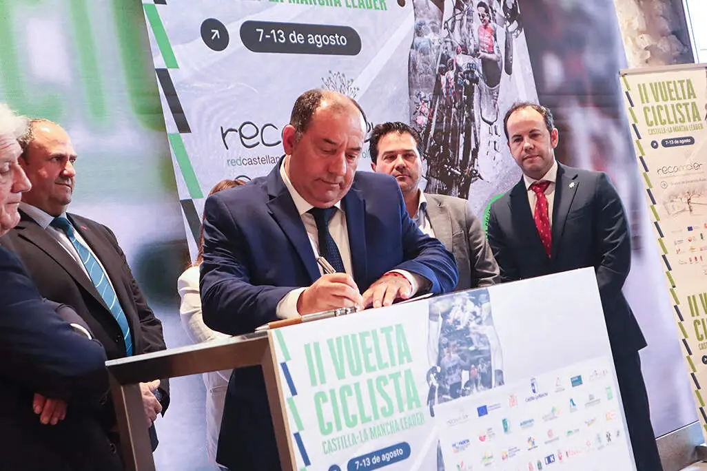 Jos&eacute; Antonio Garc&iacute;a Serrano, rubricando ayer el convenio que da via libre a la salida de le pen&uacute;ltima etapa