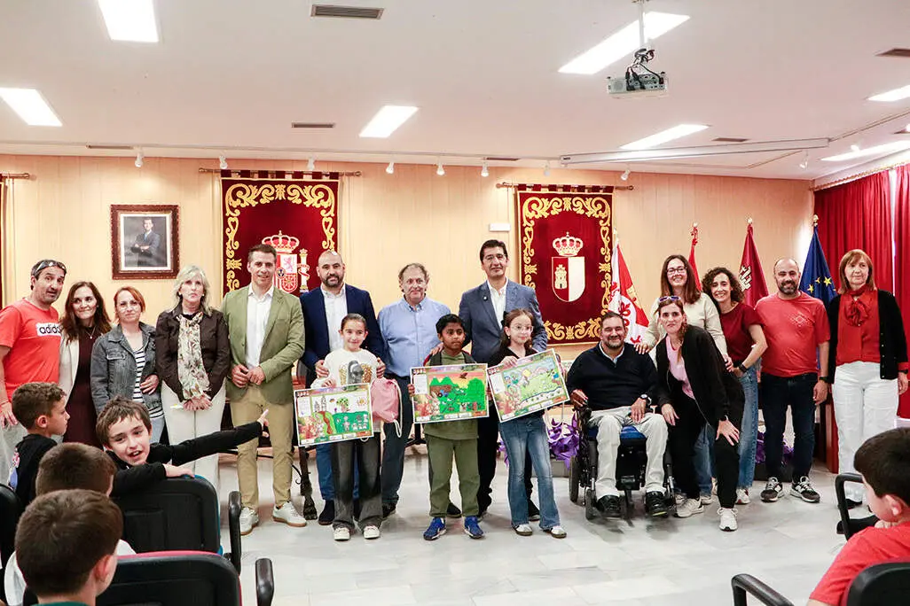 Los tres ganadores que ha registrado el concurso en la poblaci&oacute;n rabanera, posando con autoridades, organizadores y profesorado