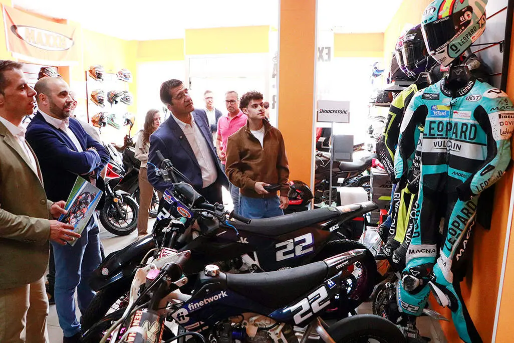 Contemplando algunas otras motos y equipaciones de su ya larga trayectoria motociclista