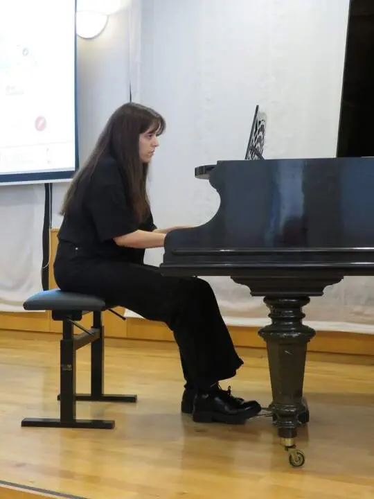 Amanda Sierra Mart&iacute;nez, music&oacute;loga, pianista y becaria del Ayuntamiento de Madrid en la Residencia de Estudiantes (2025-2026), que inici&oacute; el acto e intervino durante la presentaci&oacute;n interpretando algunas piezas al piano del repertorio lorquiano