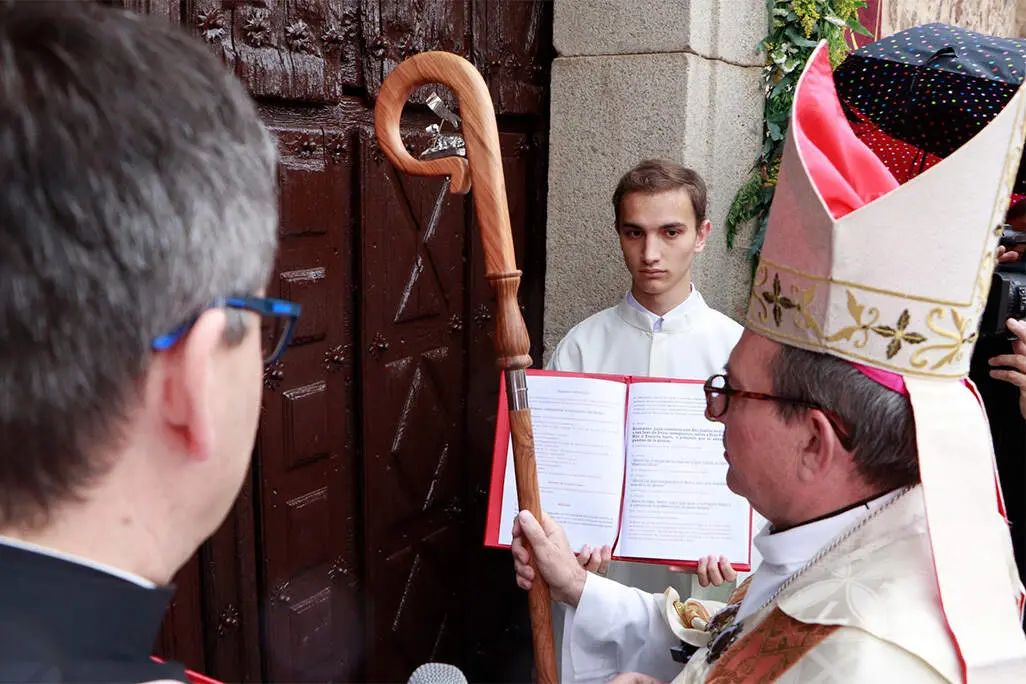 Momento en que monse&ntilde;or Abilio Mart&iacute;nez golpea con su b&aacute;culo las puertas del templo parroquial