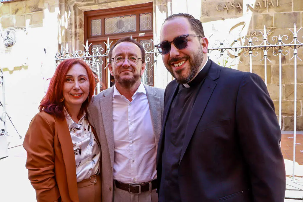 El nuevo di&aacute;cono torte&ntilde;o, posando junto al alcalde Pablo Toledano y su esposa, ayer en Almod&oacute;var del Campo