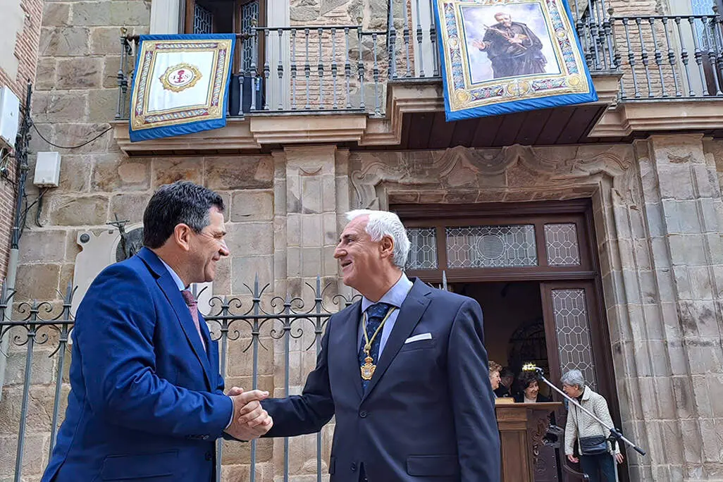 Jos&eacute; Lozano y Miguel &Aacute;ngel Valverde se saludan este s&aacute;bado ante la Casa Natal de San Juan de &Aacute;vila