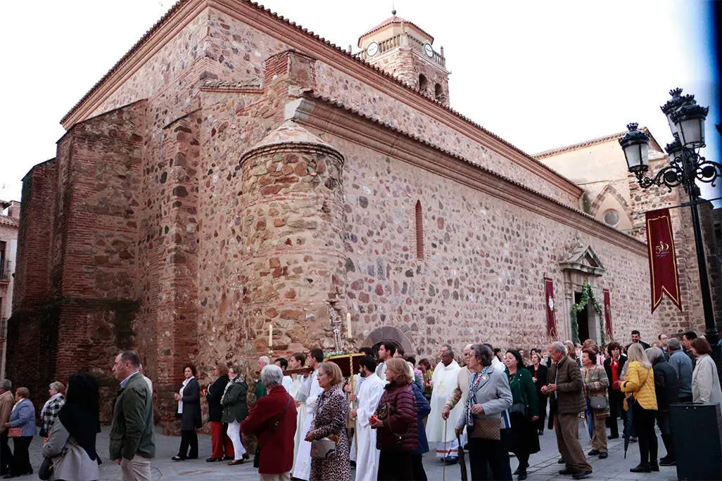 Inicio de la procesi&oacute;n, tras salir del templo parroquial