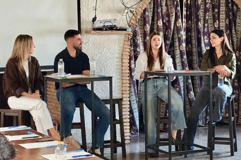 Los cuatro j&oacute;venes que exposieron sus respectivas experiencias profesionales