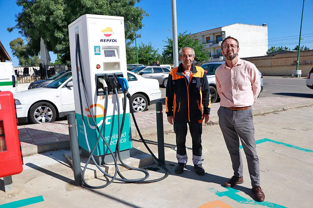 El alcalde y el responsable de la estaci&oacute;n de servicio de Repsol donde ya opera el primer punto de recarga de Brazatortas
