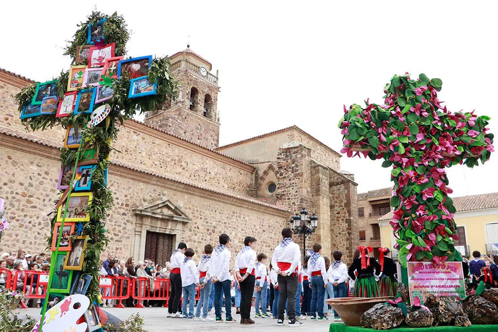 Canto a las cruces de mayo de la Plaza Mayor