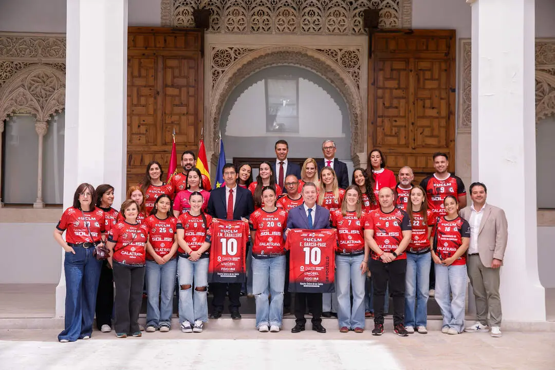 Emiliano Garc&iacute;a-Page recibe al Soliss Balonmano Pozuelo de Calatrava