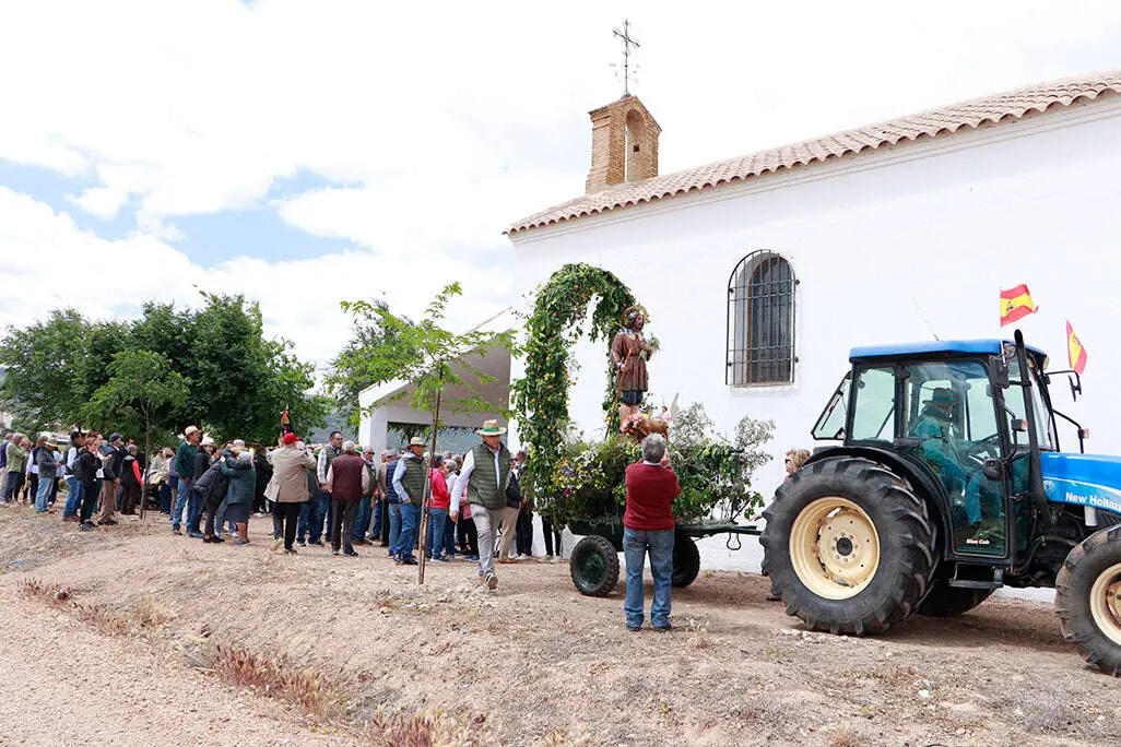 San Isidro, al llegar junto a su ermita