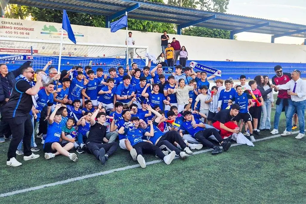 Celebrando el triunfo que el s&aacute;bado daba el ascenso de categor&iacute;a al CF Almod&oacute;var juvenil