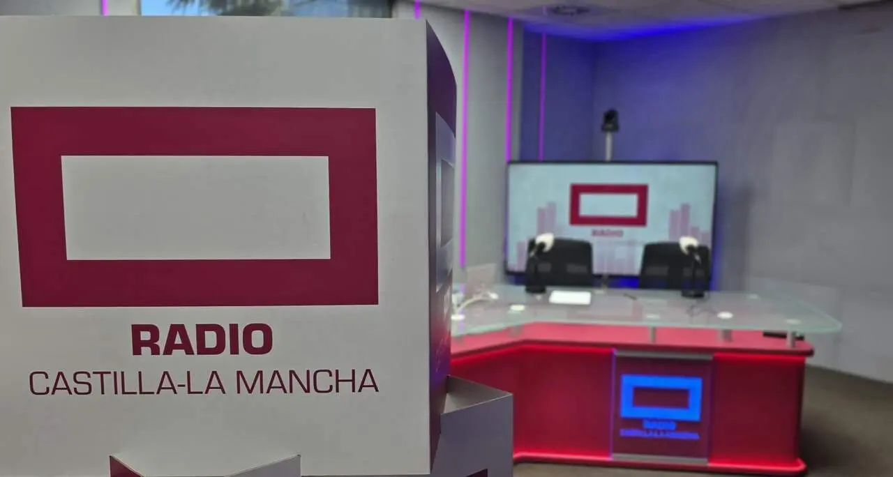 El nuevo logotipo de Radio Castilla-La Mancha ya luce en el estudio 'Juan Ram&oacute;n Levia'