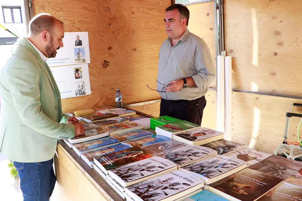 Jes&uacute;s Ruiz saluda a Javier Flores, uno de los editores participantes