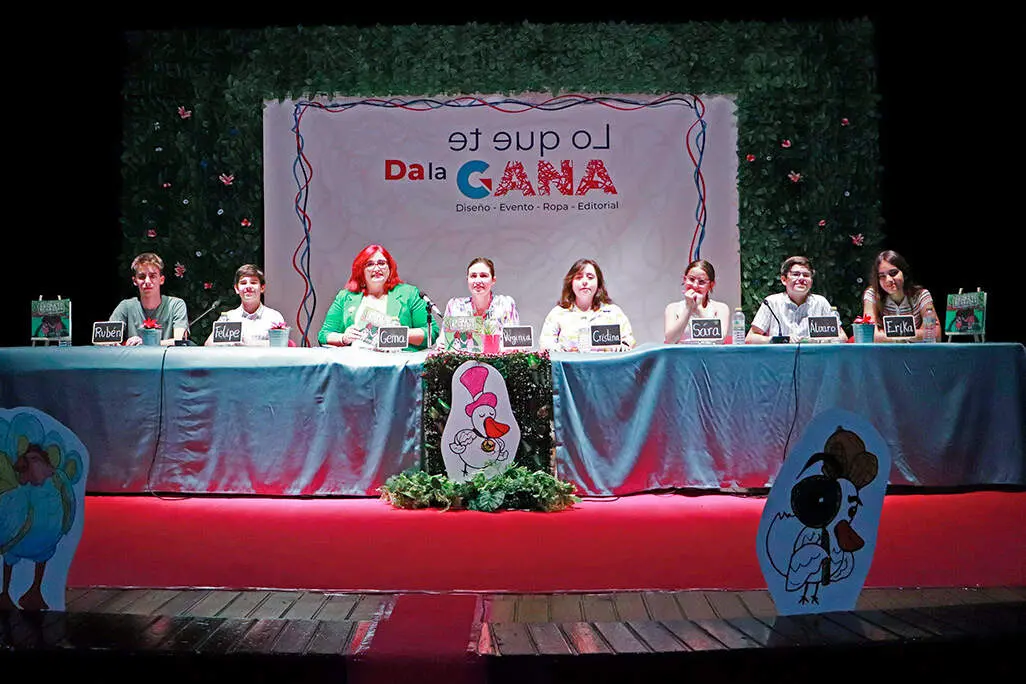 Mesa compartida por autores, editoras y la edil de Cultura