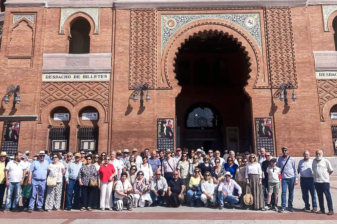 Posado de la expedici&oacute;n de aficionados almodovare&ntilde;os, ayer ante la puerta grende la Monumantal madrile&ntilde;a