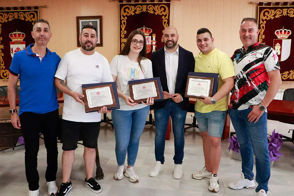 Los campeones rabaneros, posan ayer tarde con las placas entregadas por el alcalde y el edil de Deportes