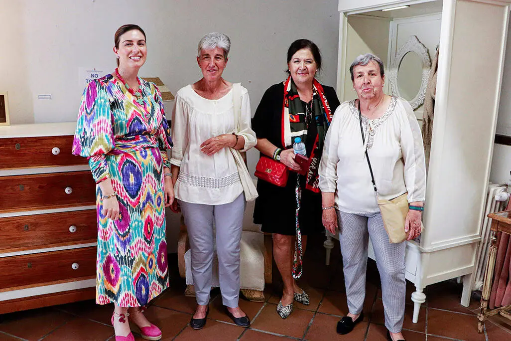 La monitora, Teresa Garc&iacute;a-Minguill&aacute;n, segunda por la derecha, junto a algunas visitantes a la muestra y la edil Virginia L&oacute;pez