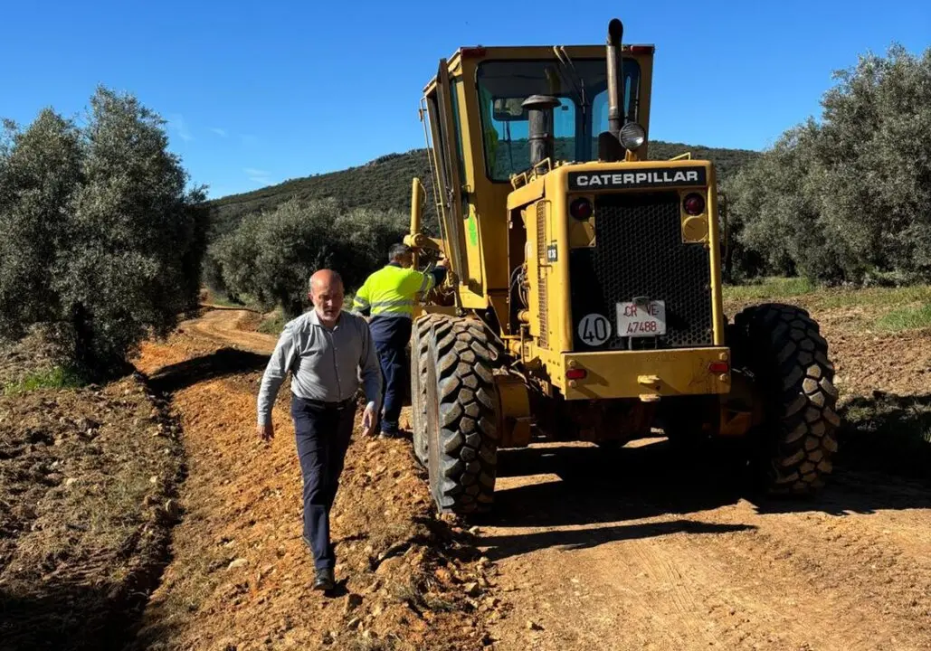El alcalde, Jos&eacute; Luis Cabezas, supervisa las actuaciones en los caminos
