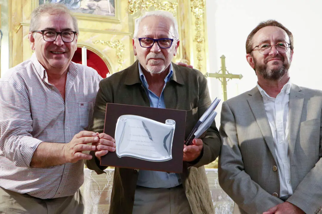 Juli&aacute;n Calvo y Pablo Toledano, tras entregar a Inocente Benadero D&iacute;az-Flores la placa de recuerdo como pregonero